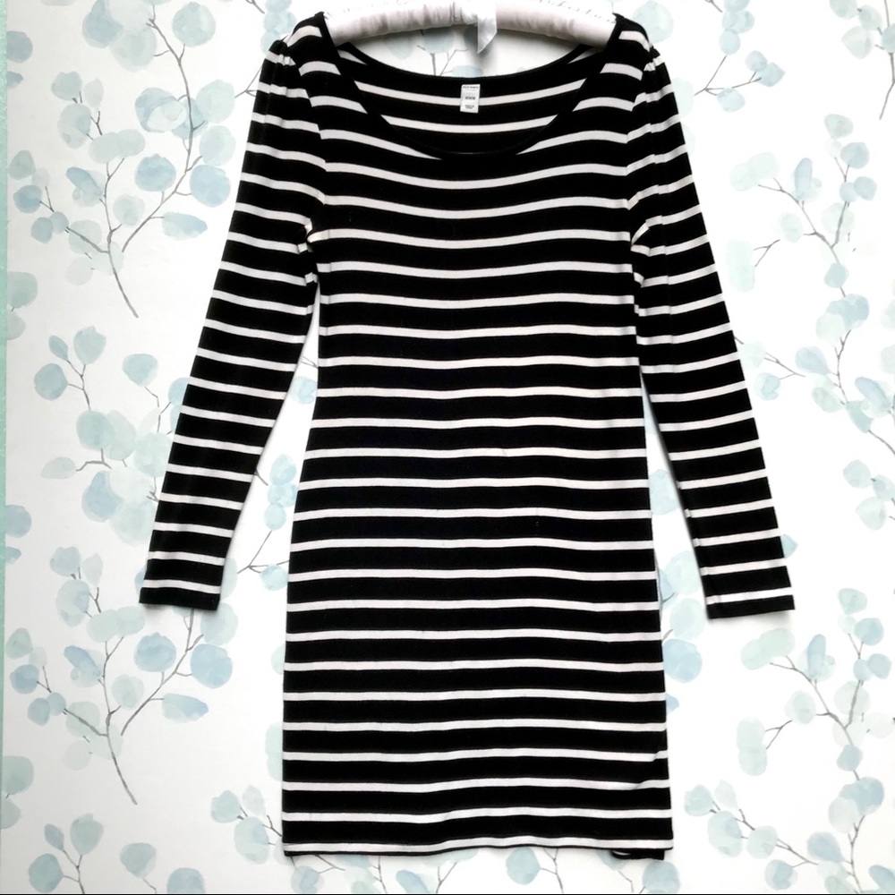Old Navy Black & White Stripe Long Sleeve Dress